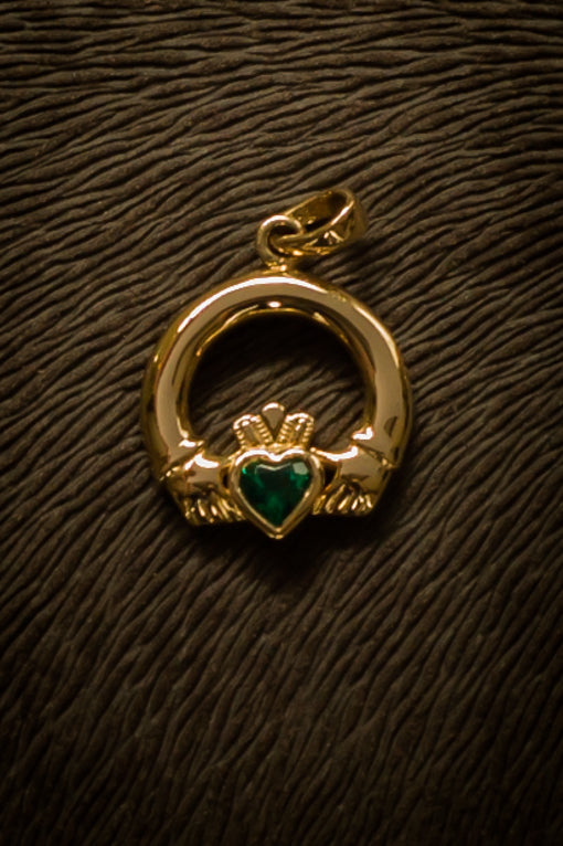 emerald set claddagh pendant